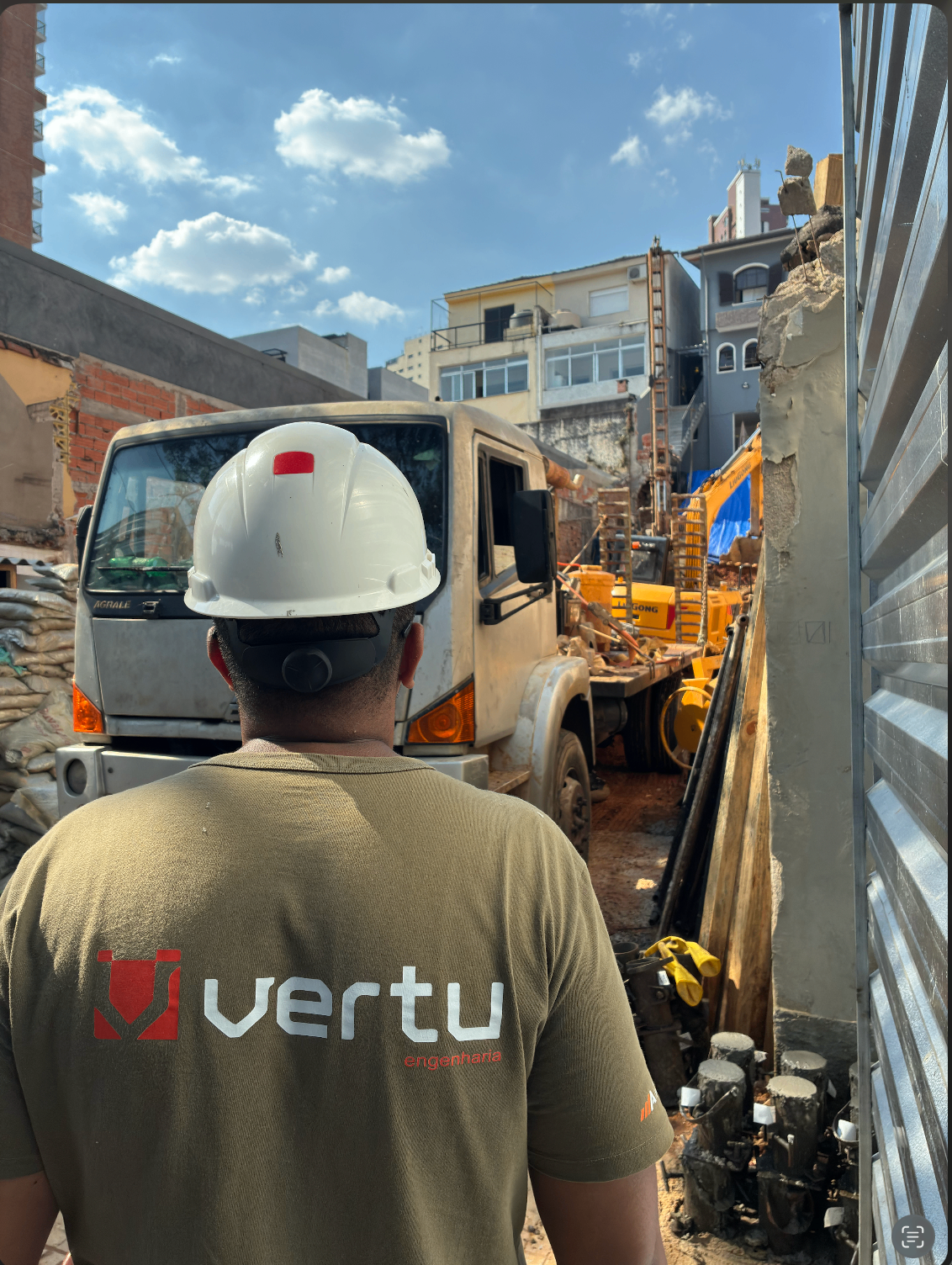 Equipe Vertu Engenharia em obra de alto padrão